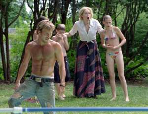 COLD CREEK MANOR From left to right) Dale (Stephen Dorff) comes to the aid of Jesse (Ryan Wilson), Leah (Sharon Stone), and Kristen (Kristen Stewart) when a large snake mysteriously appears in their swimming pool
